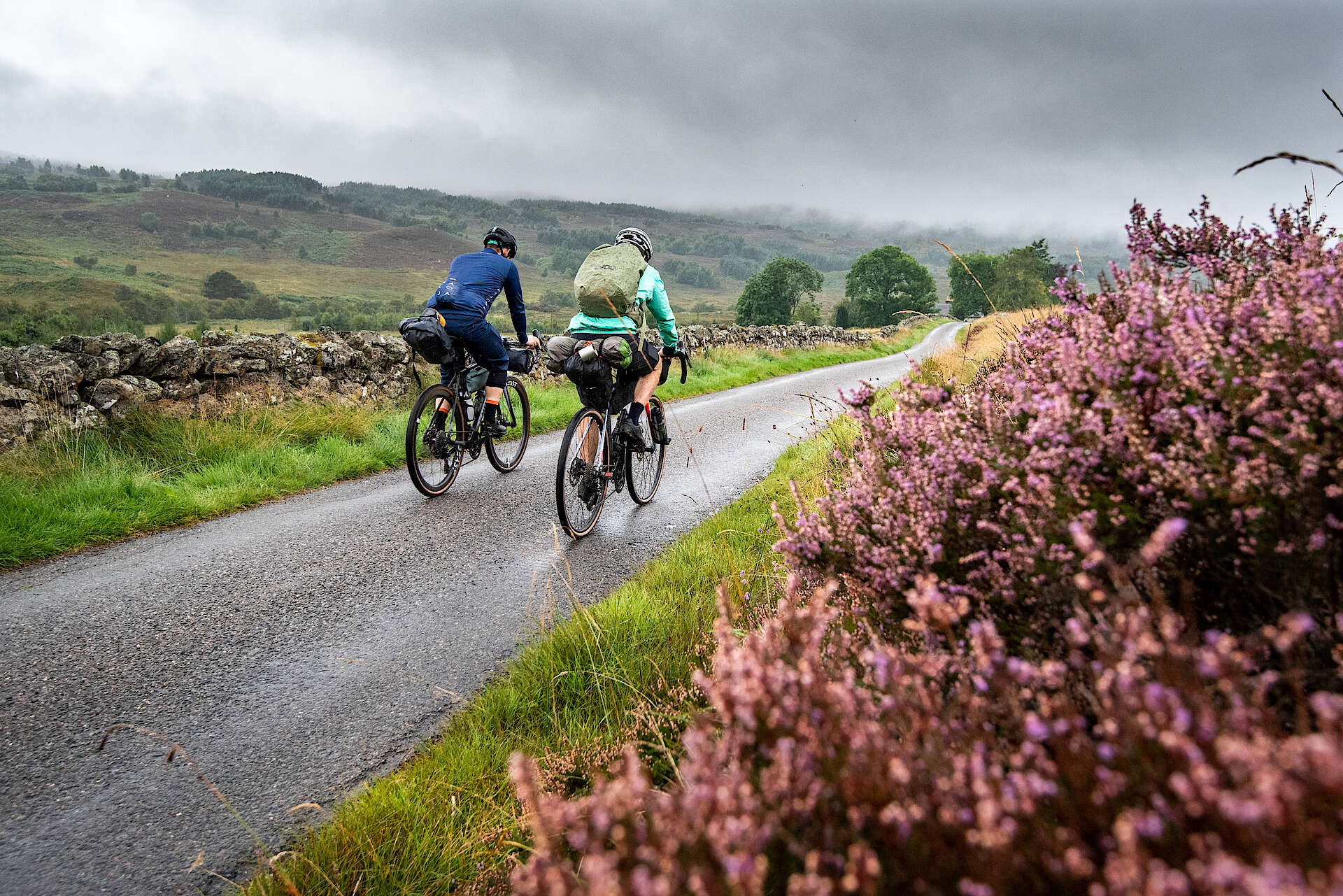 Martin Donat och Tobias Woggon med sina GHOST Road Rage Gravelbikes på en cykeltur i Skottland