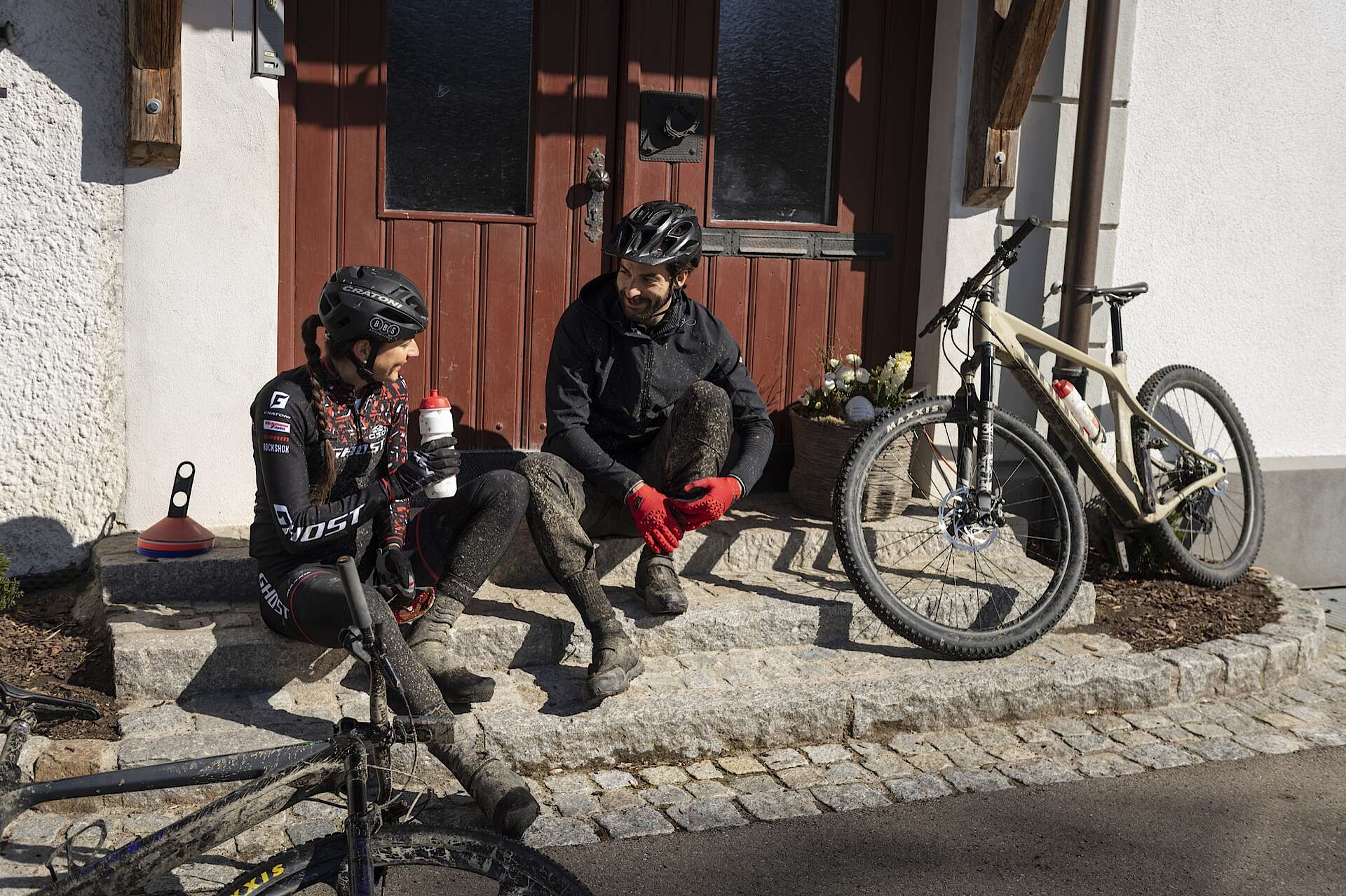 GHOST Mountainbikerin Nadine Rieder mit ihrem Bruder beim Radfahren