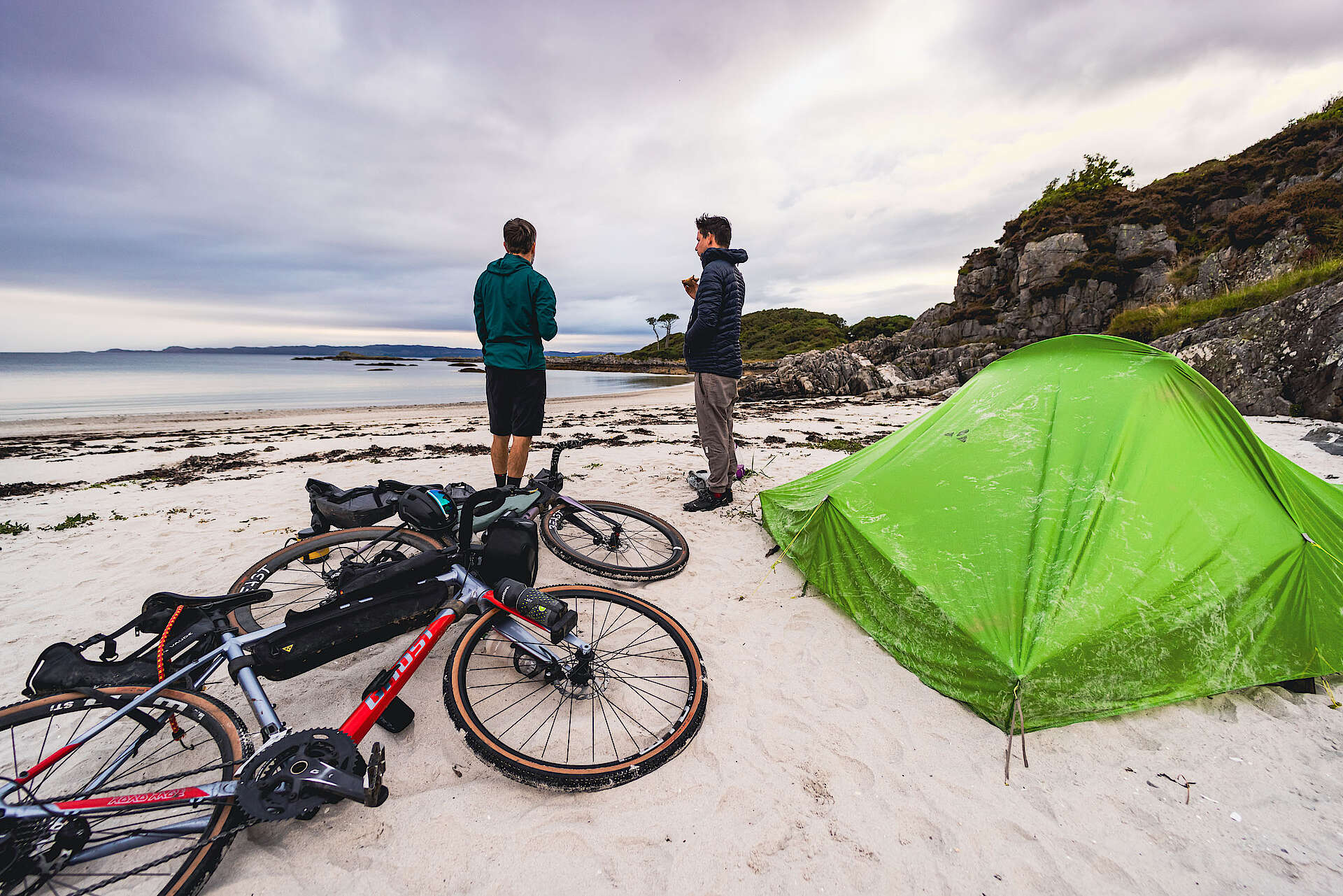 Den speciella attraktionen med bikepacking: I Skottland tillbringade Tobi och Martin en natt på stranden.
