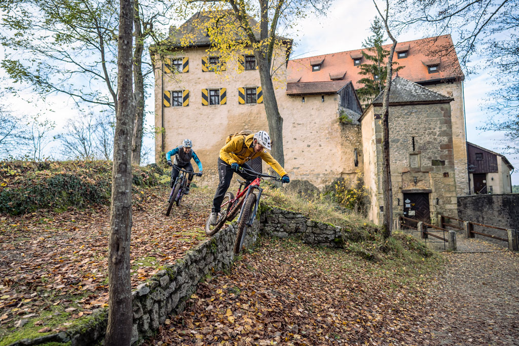 Tobias Woggon und Dennis Stratmann auf ihren Bikes vor der Burg Rabeneck