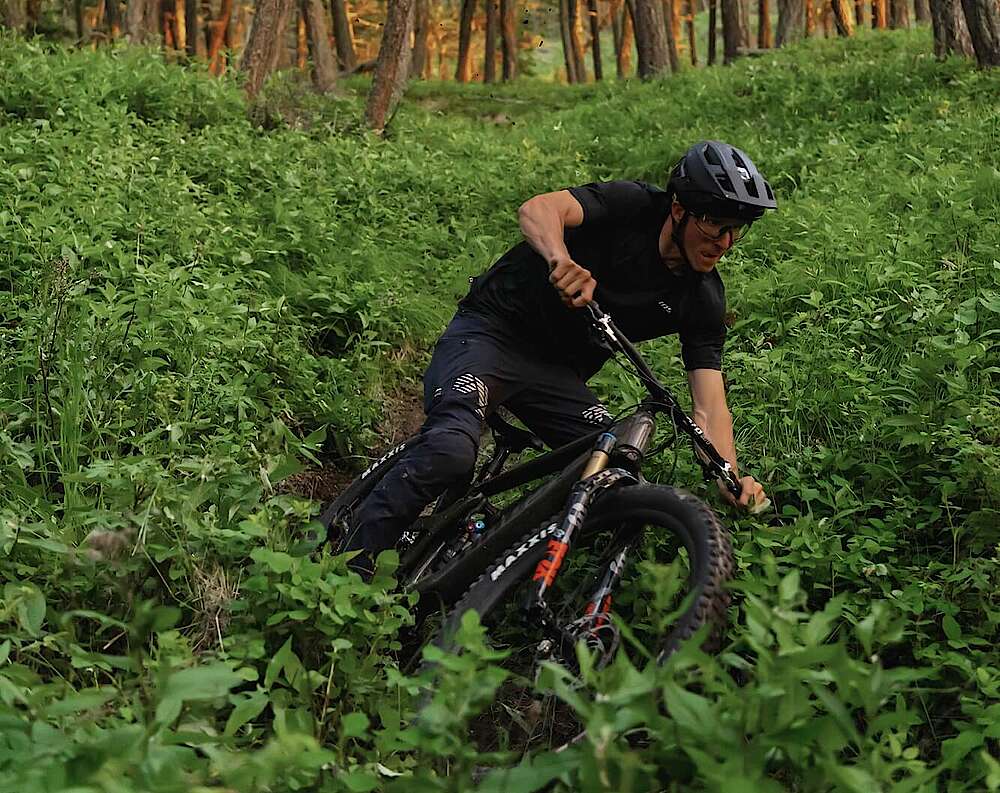 Nahaufnahme mit Fahrer und Fahrrad im Wald